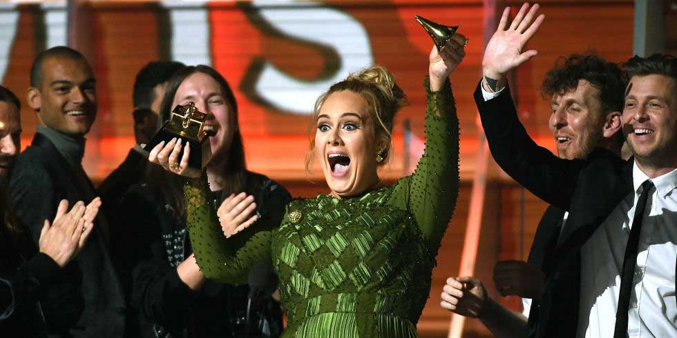 Adele merusak piala grammy nya